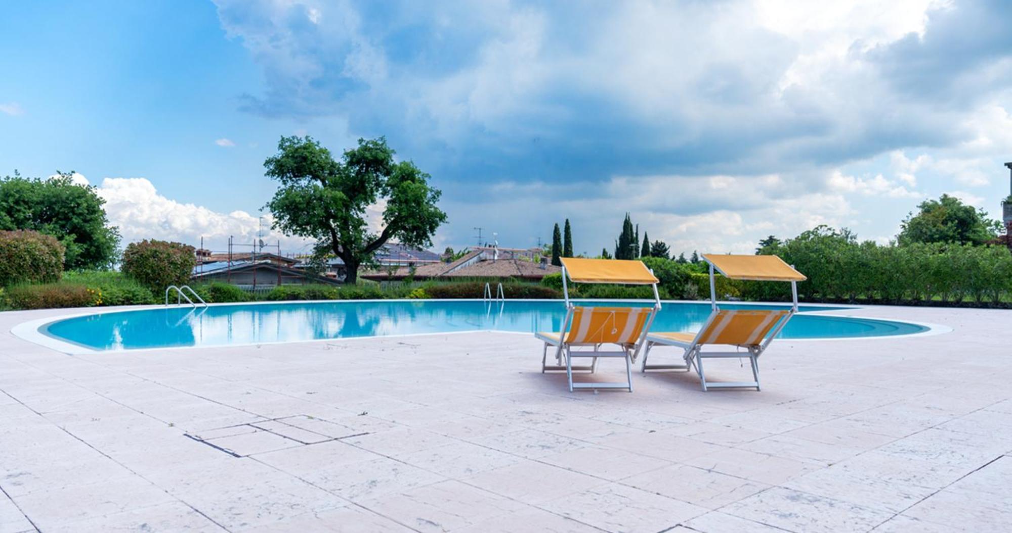 Oleandro Apartment - Featuring A Private Garden And Access To 5 Pools ديسينسانو ديل غاردا المظهر الخارجي الصورة