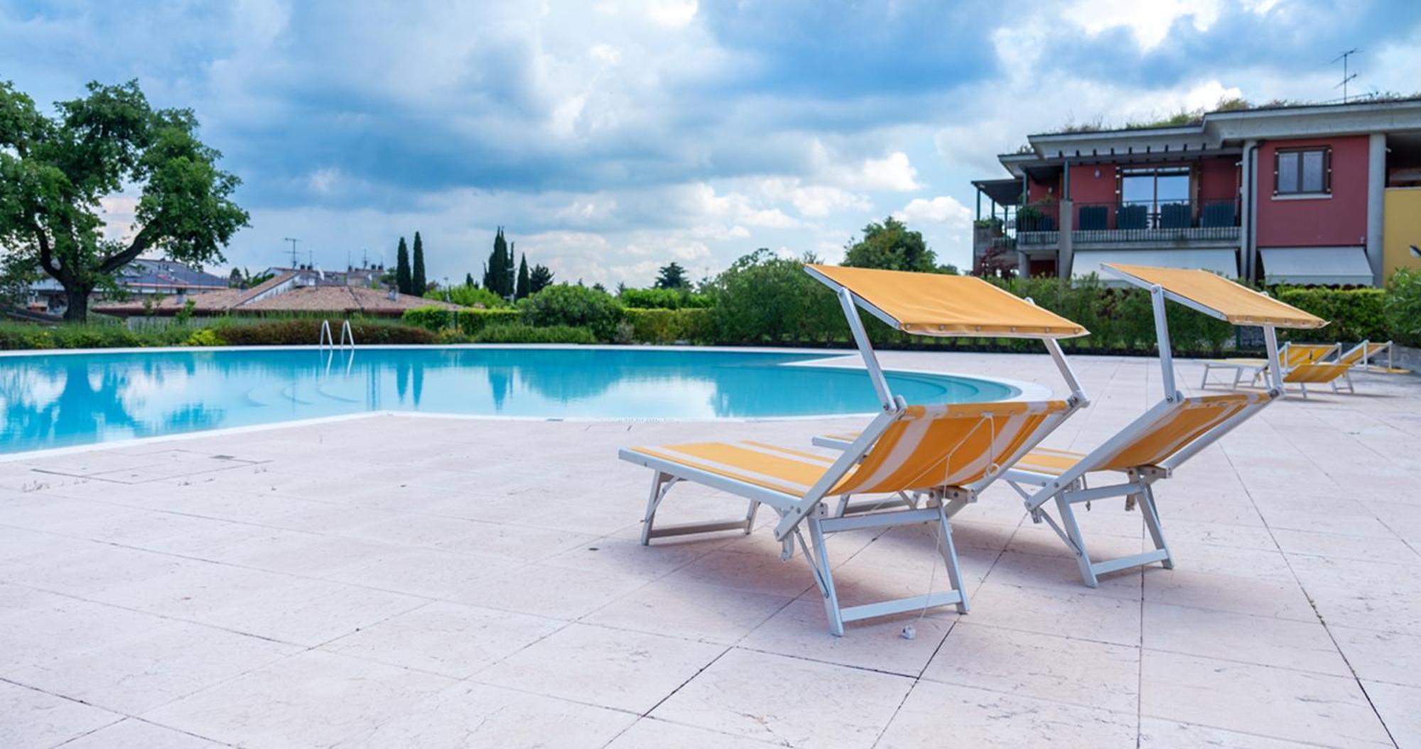 Oleandro Apartment - Featuring A Private Garden And Access To 5 Pools ديسينسانو ديل غاردا المظهر الخارجي الصورة