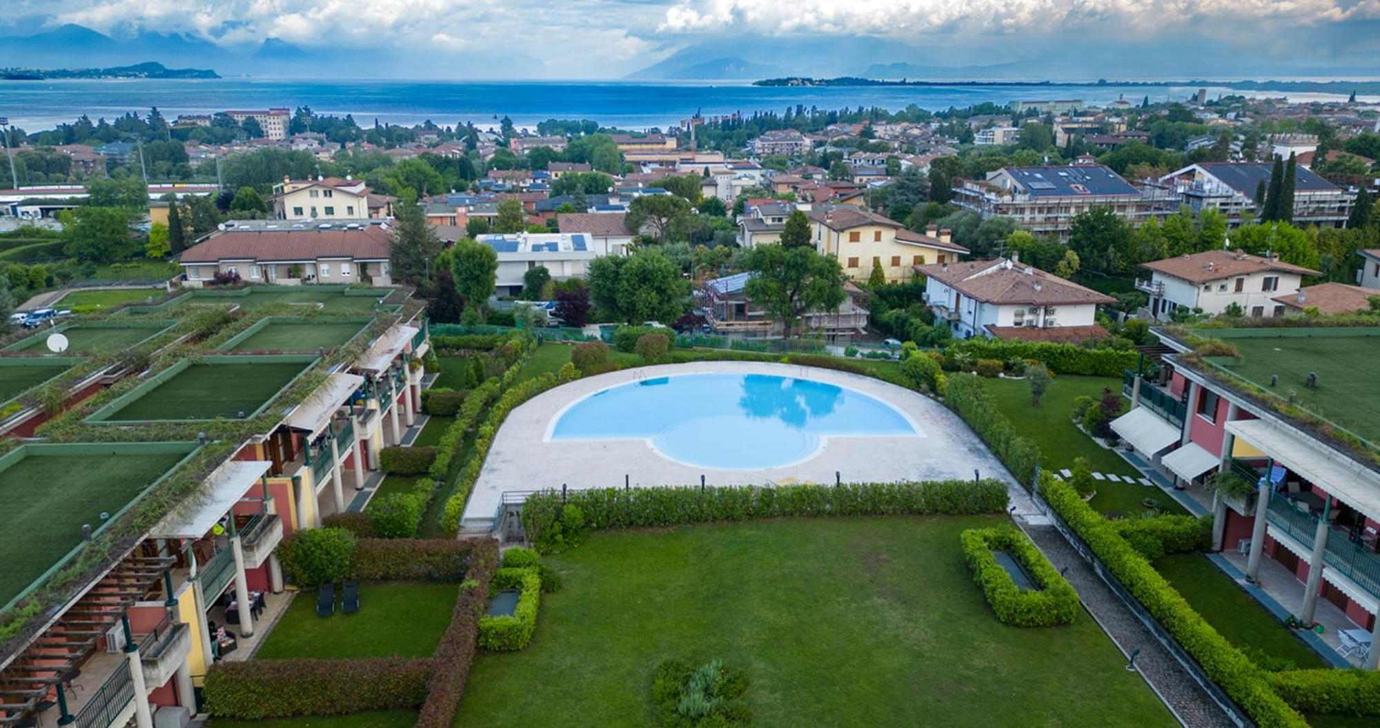 Oleandro Apartment - Featuring A Private Garden And Access To 5 Pools ديسينسانو ديل غاردا المظهر الخارجي الصورة