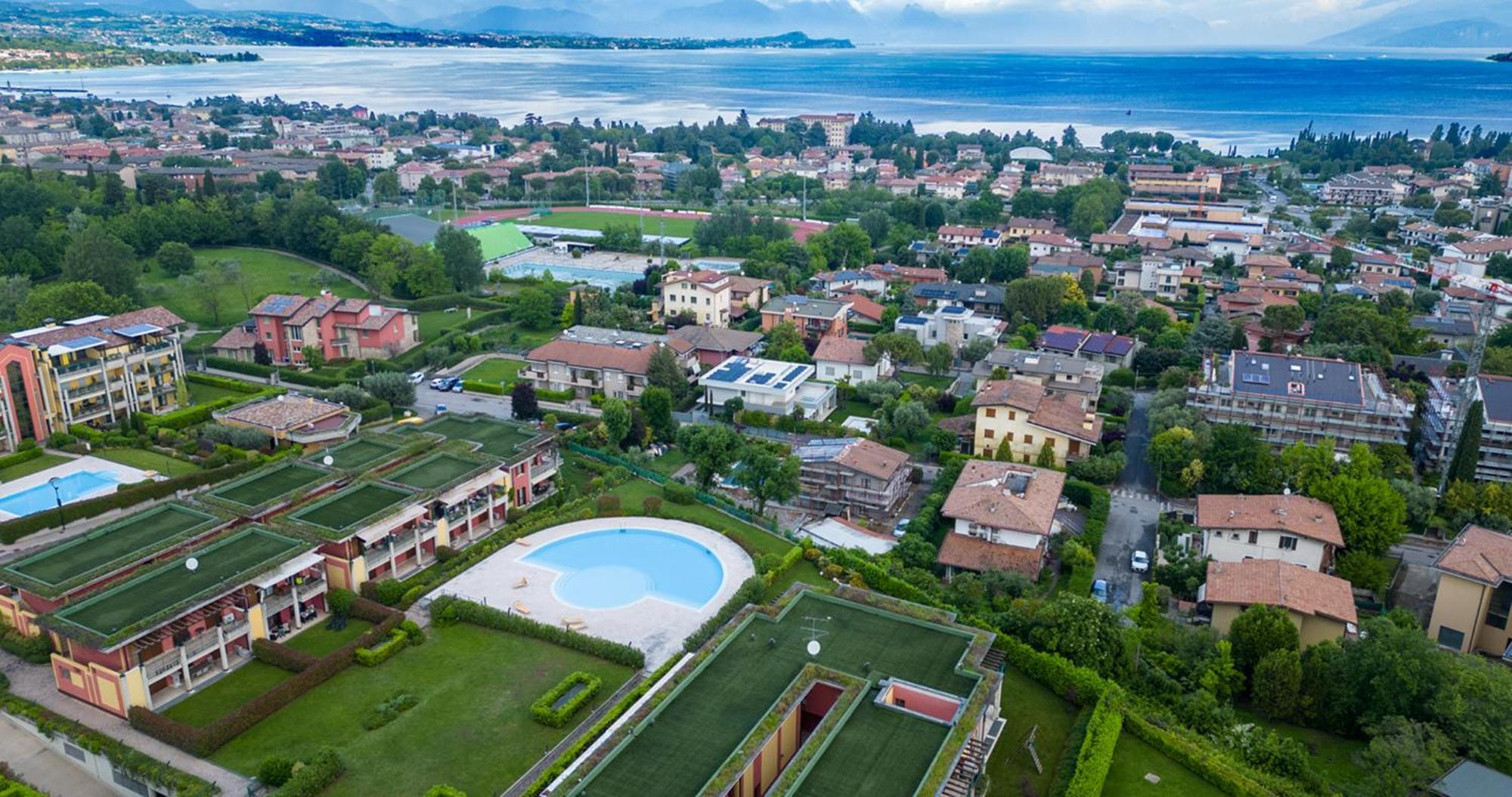 Oleandro Apartment - Featuring A Private Garden And Access To 5 Pools ديسينسانو ديل غاردا المظهر الخارجي الصورة